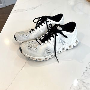 ON RUNNING Women's On Running CloudX  - SIZE 7.5